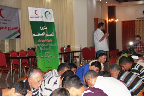 بتمويل هيئة الهلال الأحمر الإماراتي .. الوئام تقيم إفطاراً جماعياً